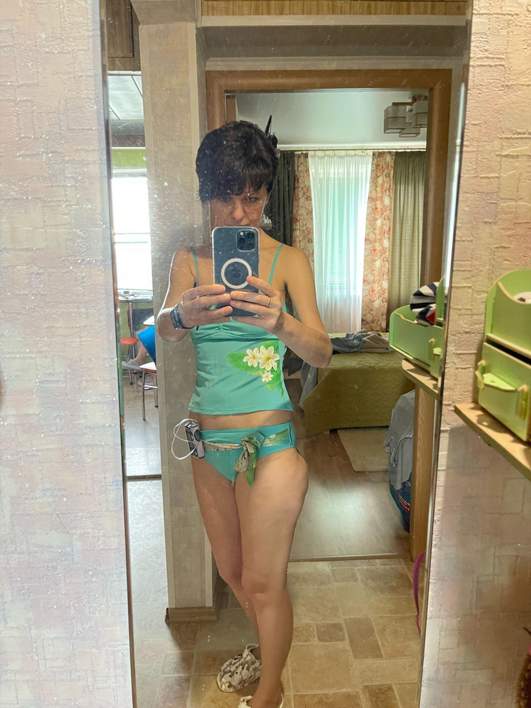 Ну вот понравился!Отличный купальник,а цена душу греет!Брала именно с маечкой,чтобы помпу на плавки вешать спокойно