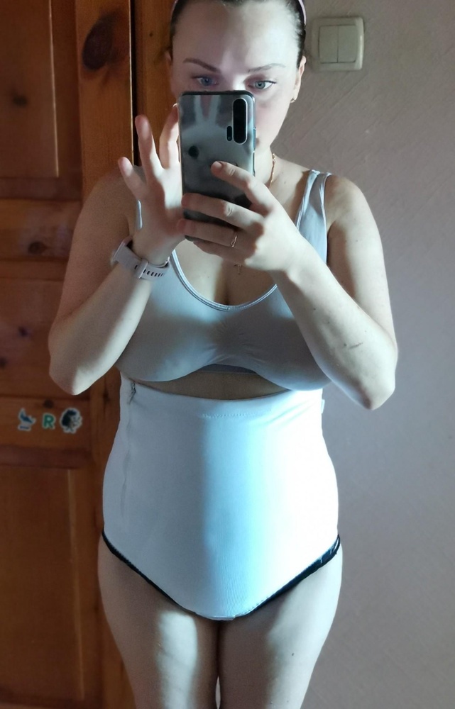 Взяла для поддержки спины и живота после кс. Живот остался большой, с корсетом - утягивается хорошо, равномерно распределяется так сказать)) Отлично держит спину, гораздо легче и за рулём, и пробежаться можно - ничего не трясётся и не брлит, как без него.
Корсет очень удобный - крючки на ластовице спасение во время прогулки.
На об 102см взяла 104 размер, очень туго шла молния в первый раз. Сейчас свободно застегивается, думаю можно было и 100рр брать... Ну да ладно, позже возьму бандаж-трусы этого же производителя.
Качество отличное!!!