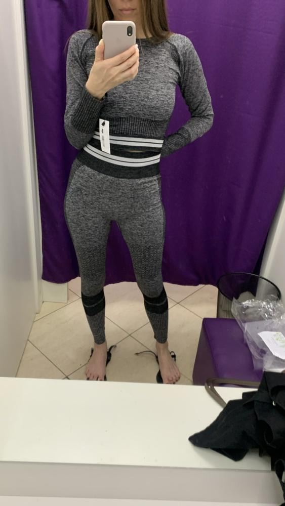 Крутой костюм, качество огонь вообще, заказывала без отзывов! Ткань не хлипкая, на талии и по низу рашгарда  плтная  резинка. Швы аккуратные , нитки не торчат. И что важно для меня, как обладателя жирка на животе - топ не очень короткий, а леггинсы с высокой талией, ну то есть вроде и открыт живот,но не сильно,  и при этом комфортно, не стесняешься. Короче, я довольна)))