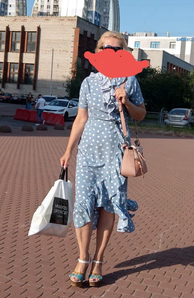 Платье чудесное! Ткань легкая, мягкая с хорошим составом. В то же время не выдает недостатки фигуры. Фасон стройнит. Сшито платье качественно. Ношу с удовольствием.