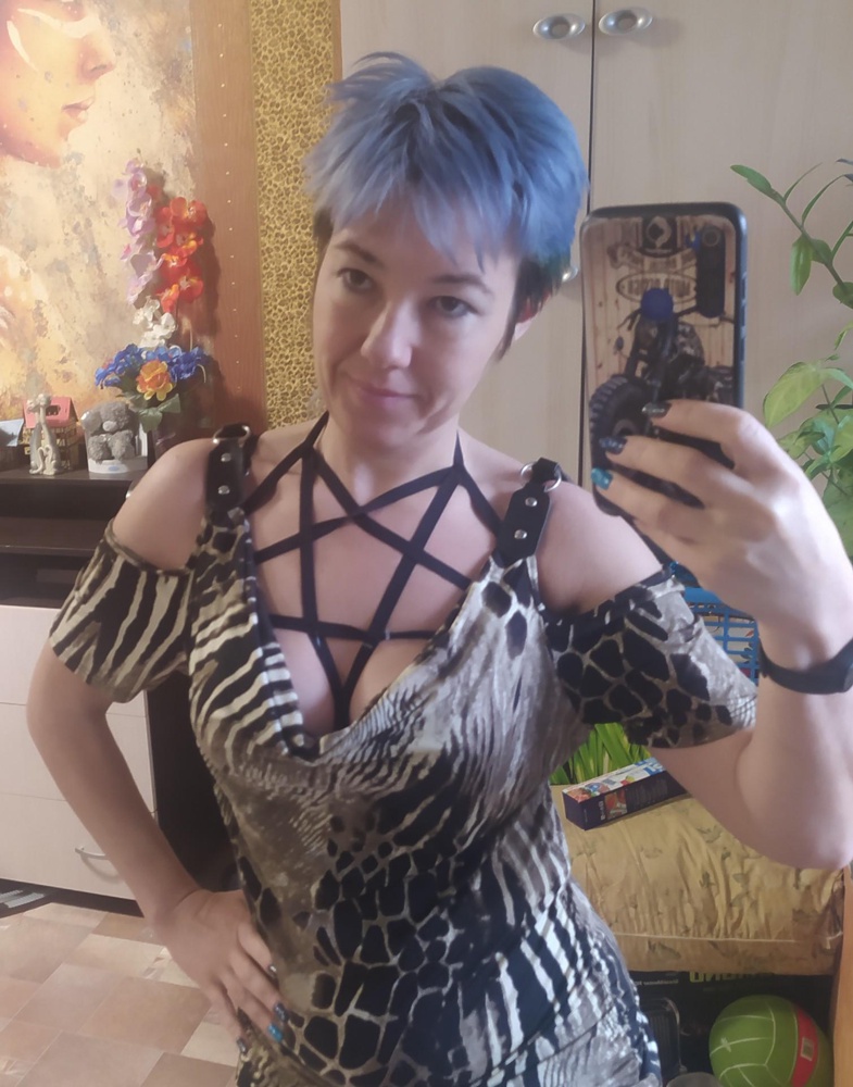 Брала за 232₽, посмотрела на фото и поняла как одевать, никаких проблем, утянула, где нужно и на шее сзади завязала узелком, на мой 42 размер все отлично смотрится, главное подобрать образ, особенно в блузках, где грудь открыта и с пуш апом смотрится атас!!! Мне очень нравится!