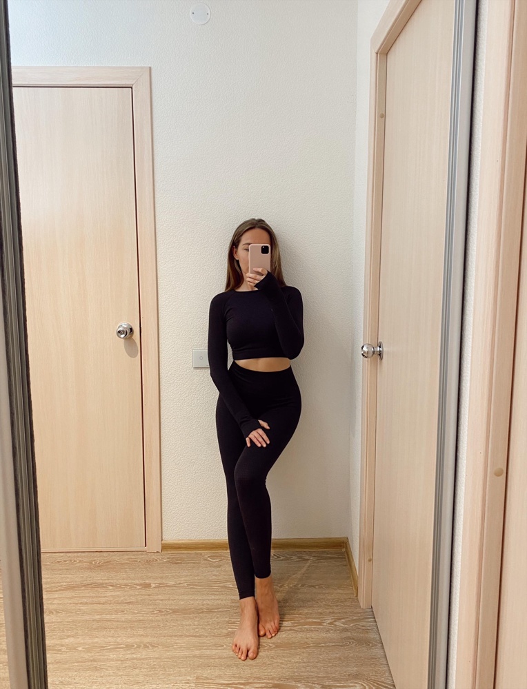 Очень крутой рашгард, сидит идеально! На свои параметры ОГ - 82, ОТ - 69 и рост 163 выбрала М, перед этим мерила S было не очень комфортно, там рукав покороче и в груди узко. Качество супер, цвет стройнит) рекомендую!