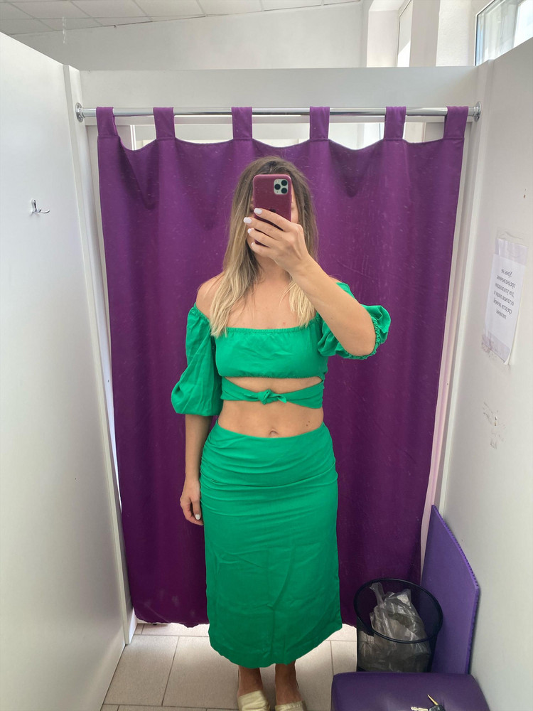 Все как на фото. Сшито хорошо. Но лён для меня грубоват, не смогу носить в жару, колется. Поэтому отказ.