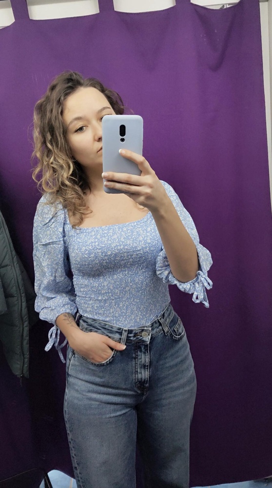 Очень нежный легкий топ, хотелось бы покороче на 5см и без рюшей на краю. Чтоб не заправлять я подгибаю вовнутрь, но посещает мысль отрезать и подшить в ателье. Ткань мега приятная на маленькую грудь без лифа сидит отлично, в целом я довольна покупкой.