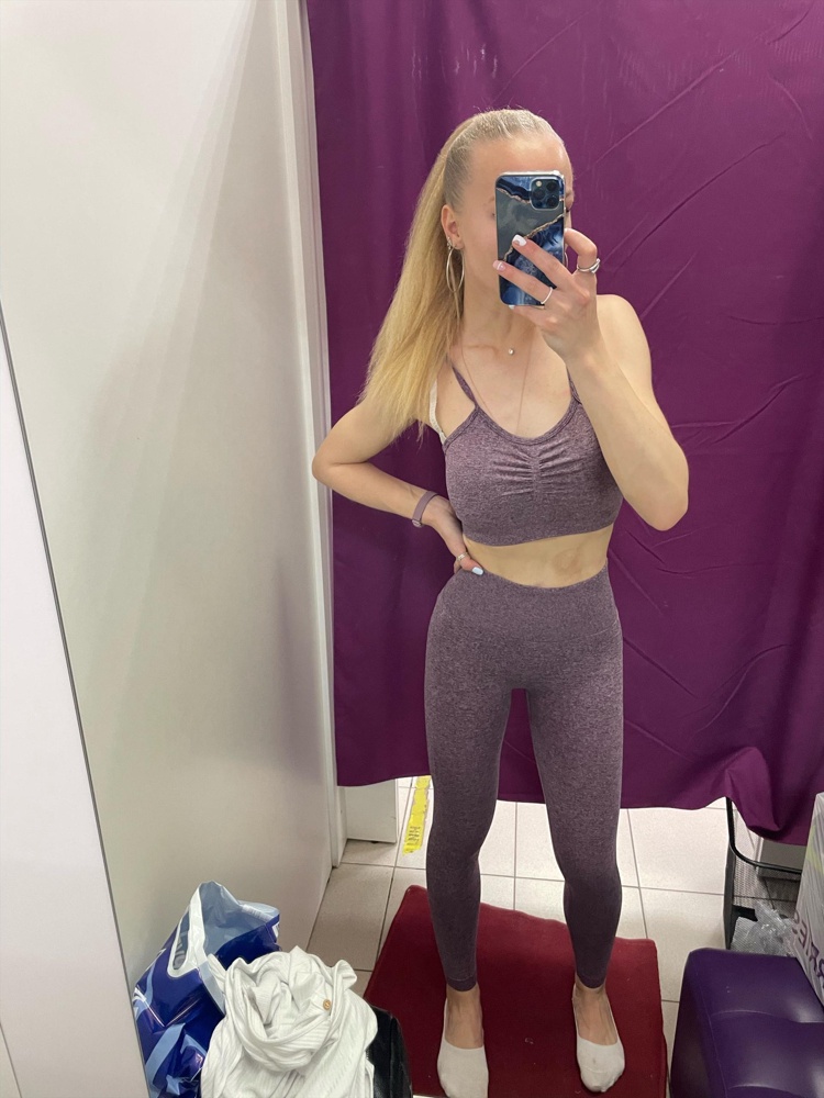 Костюм просто отличный! Приятно прилегает к телу. Нигде не топорщится. В общем, советую! 