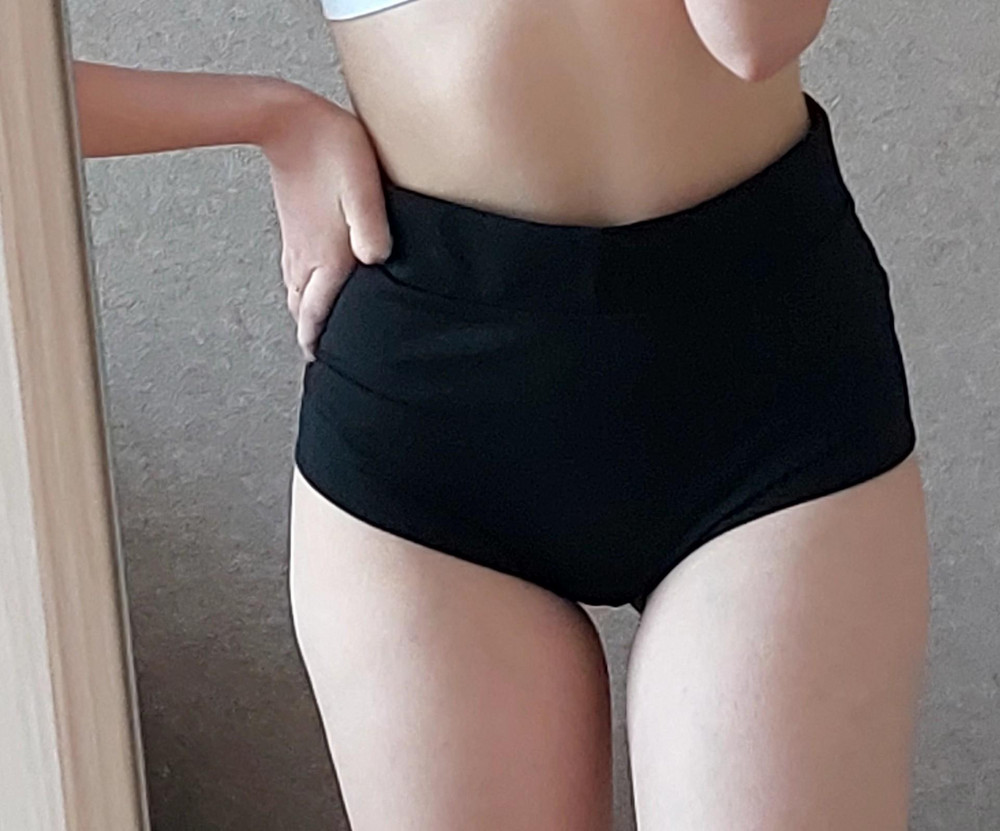 хорошие шорты, заказывала как плавки, немного большие в талии,но не критично