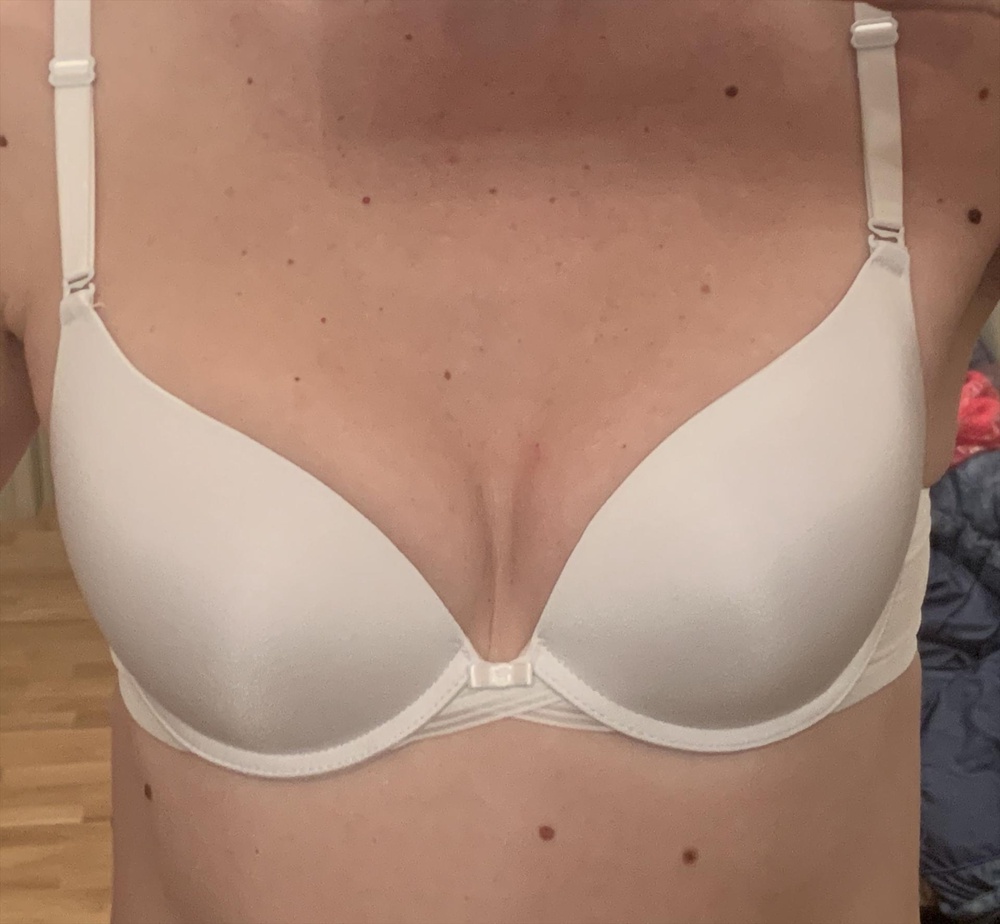 Бюстик понравился! Красивая классическая модель. Приятно сидит на теле, но по размеру маломерит. На объём груди 89, под грудью 80, чашка более менее нормально (если бы можно было бы добавить 1 см, то было бы вообще 🔥🔥🔥) а в обхвате тесновато, придётся застегивать на последний крючок. 