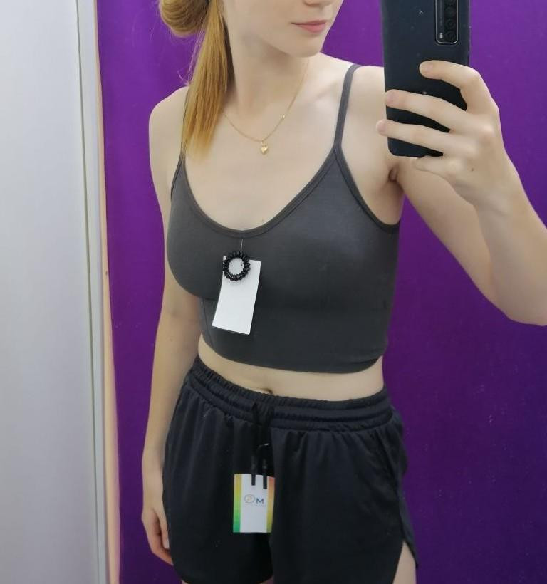 Топ классный, брала на лето. Качество отличное, нитки не торчат. Сам топ довольно плотный, чашки не просвечивает. В подарок шла резинка, мелочь, а приятно)) Покупкой довольна