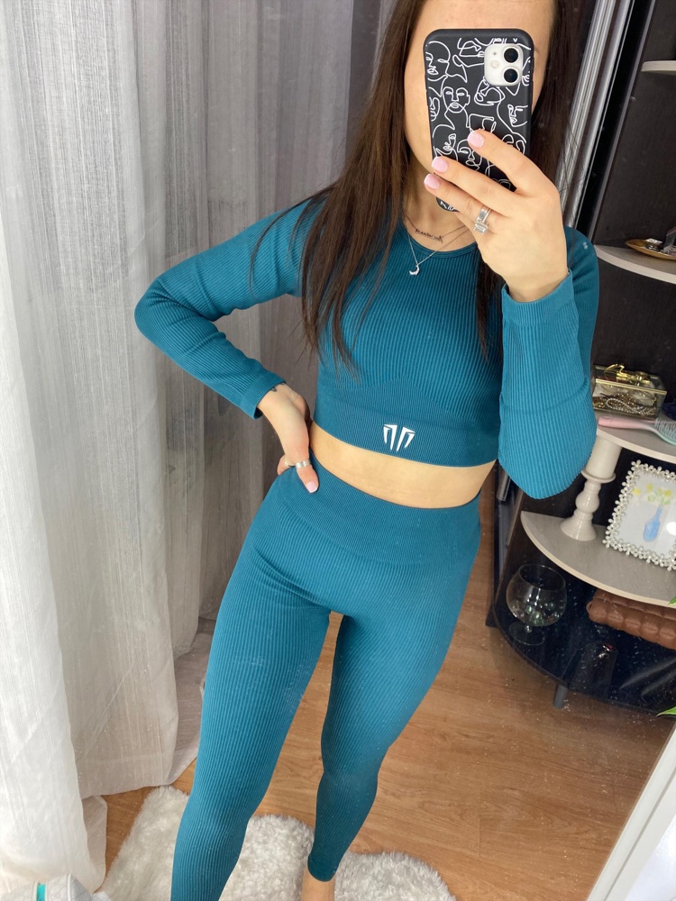 Цвет фото не передаёт, костюм клёвого изумрудного цвета! Качество отличное, утягивает, что нужно - подчеркивает. Очень довольна.