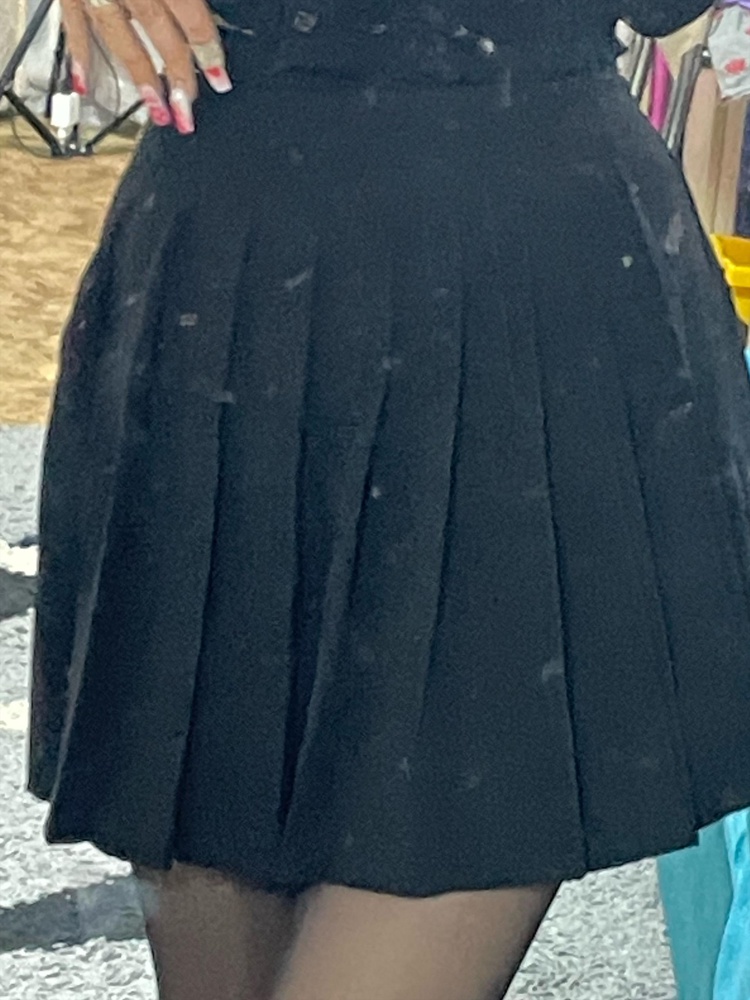 юбка крутая на самом деле , но с размером я прогадала , носить можно , но топорщится немного. Раньше всегда xs был везде большой поэтому и заказала его. Так как знала , что она маломерит, но тут думаю мой косяк. А так юбочка прекрасная