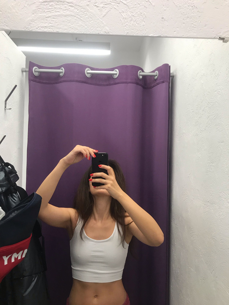 Купила за 609 рублей . Очень приятный на ощупь и качественно выглядит . Мене важна была резинка снизу ,чтобы топ не растягивался . Без бюстгальтера комфортно и мягко  в нем . Рост 156, ОГ 84, ОТ 64 и сидит прям впритык , если носить на бюстгальтер,  то нужно брать на размер больше .