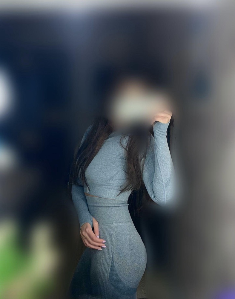 Цвет красивый, очень приятный к телу и отлично показывает фигуру 