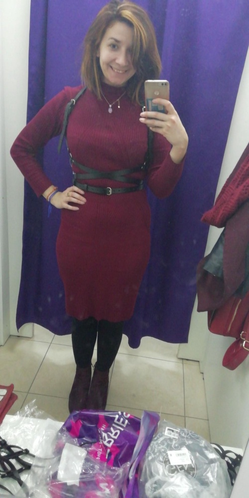 Бомбическая портупея!
Подчёркивает грудь и талию. Я в восторге.
Выбирала между 2х. Параллельно пописывая и высылая фотки подруге.
Выбрала эту. Потому что эффектно. Уже продумала образы.
Классная! Натуральная кожа. С разу видно что качественно.
Прилигает плотно, ремни не жмут, есть возможность регулировать.