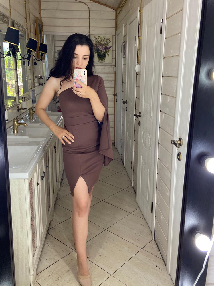 Мне очень понравилось платье,материал плотный и растягивается , сидит отлично 👍 прикладываю фото в помощь девушкам 😇 знаю что легче выбрать по отзывам ☺️ рост 1,65 +каблуки 