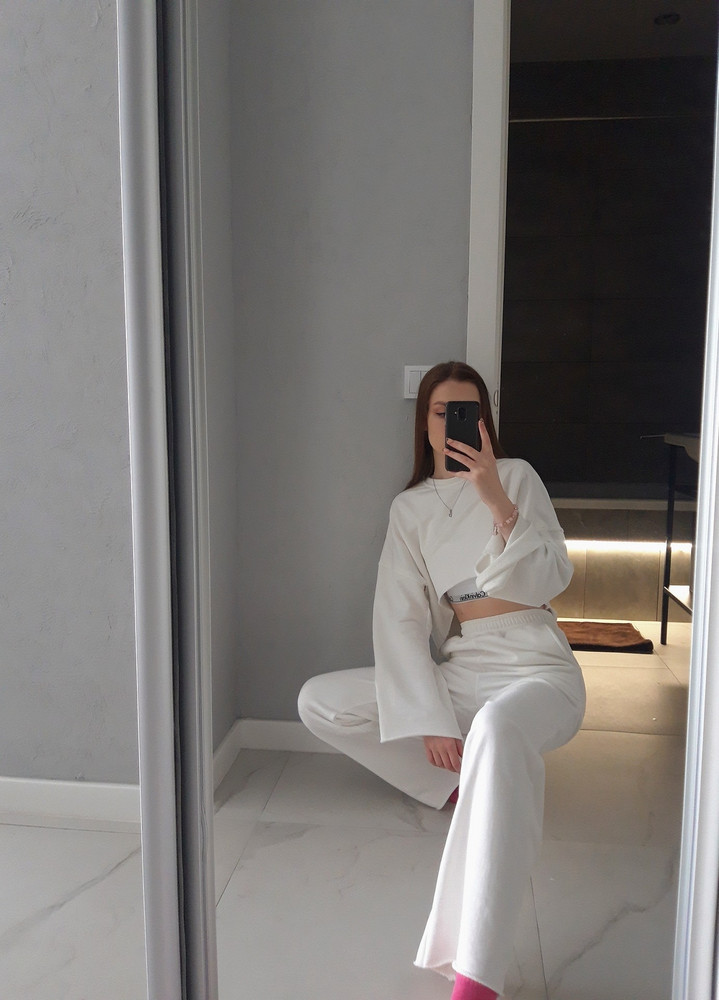 влюбилась 💔 мониторила ВБ дня 3 и дождалась его, видимо кто-то оформил возврат, потому что я заказала последний! очень рада покупке)
качество отличное, на рост 170 штаны в пол, рукава тоже длинные, сидит отлично, ношу XS. комбинирую с топом CK