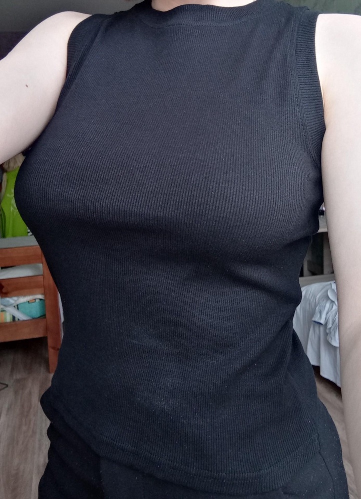 Пришла быстро, материал мягкий и приятный, хорошо тянется