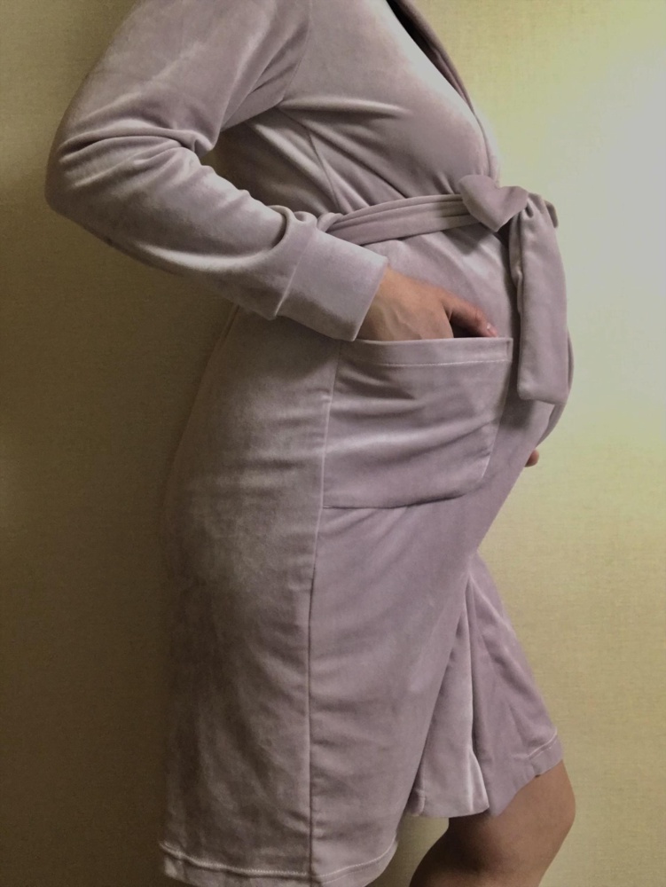 Халат приобрела для поездки в роддом. До беременности размер одежды 42-44; S-M. С выбранным размером 46 не прогадала. Рукава не короткие, на животе пока сходится. На ощупь очень мягкий и приятный.