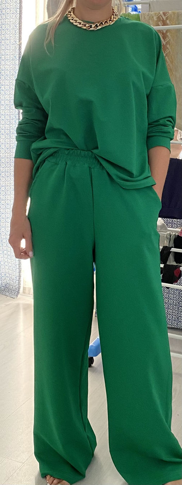 костюм отличный 👍🏻мой размер 44, но я выбрала 46, хотя костюм идёт размер в размер и длина у 44 на 164 прям до пяточек, у 46 немного ниже, но с обувью любой идеально, по мне 46 смотрится стильнее. так же плюс, что костюм можно носить как в спортивном стиле так и в классическом.