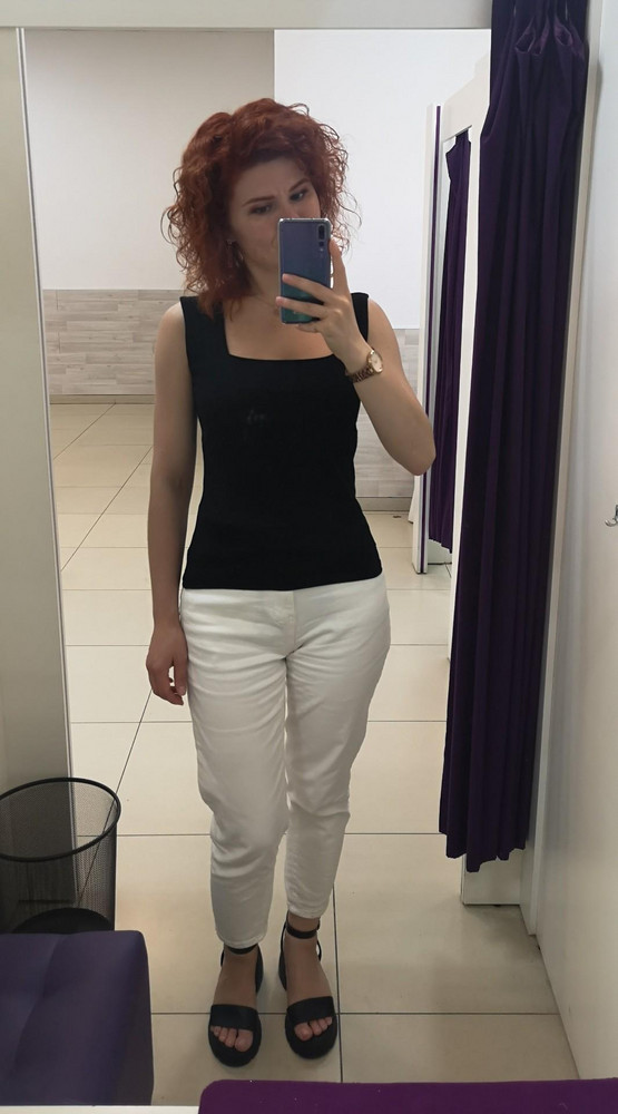 Девочки, это потрясающе! Очень плотный и качественный трикотаж. Топ сидит по фигуре (у меня размер груди 75С, талия — 68см), хорошо подчеркивает достоинства. По длине — чуть выше попы.

Нравится прямой вырез горла и «бесшовный» крой — все швы проходят четко по линии сгиба, их не видно.
Как базовый вариант — 10 из 10. Можно носить как самостоятельно, так и под пиджак. Спасибо большое производителю! Рекомендую.