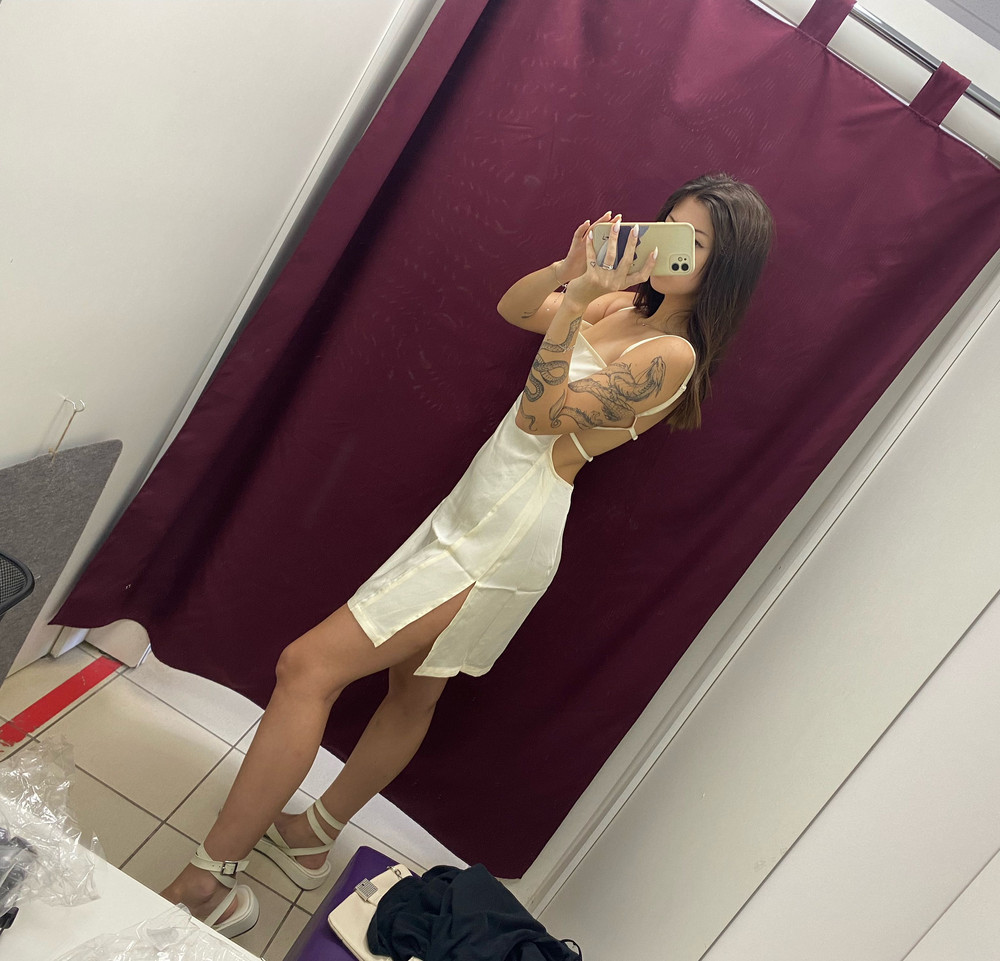 Очень смешанные чувства от этого платья… когда вытащила из пакета, думала заказала что-то из 🔞шопа, когда надела, оно выглядело как фартук, но когда затянула шнурочки, мне понравилось как оно подчеркивает фигуру, даже при том что оно очень просвечивает) минут 15 стояла в примерочной и скидывала фотки подружкам, но в итоге решила не брать такое летнее платье в конце августа. Если следующим летом все ещё будет в продаже, то закажу, но чёрное 🖤❗️Важное дополнение для тех кто мерит одежду: будьте аккуратнее с макияжем и снимайте обувь перед тем как надевать что-то БЕЛОЕ! Платье изнутри было все в следах от обуви😢