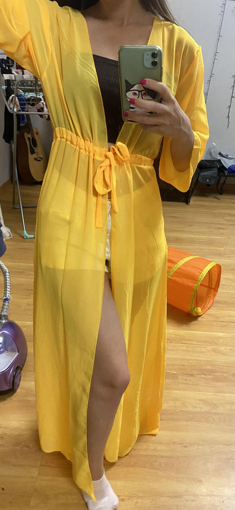 Взяла мамочке на подарок, но кажется придётся заказывать ещё и себе 😅 Сочный цвет, то что надо на пляж.🍋На мой рост 159 подошёл. Пояс собирается в резиночку, поэтому подойдёт на маленький размер и на большой. Швы ровные, доставка быстрая. Рекомендую к покупке!👍