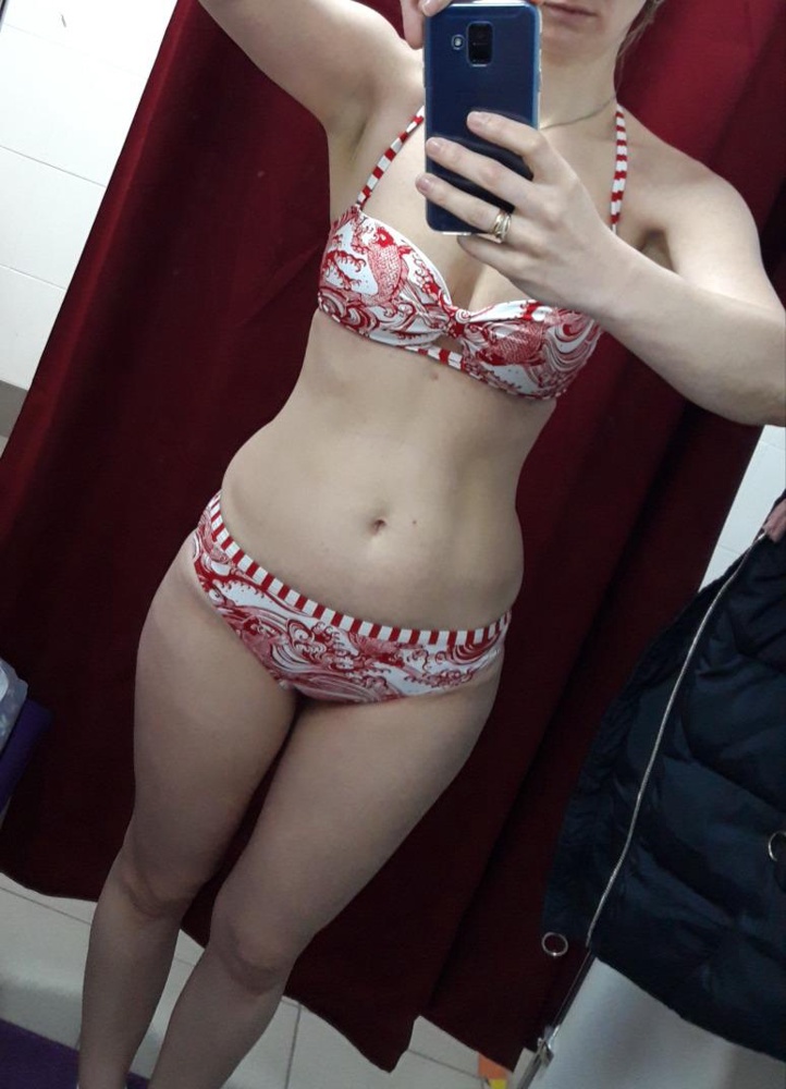 Очень классный, не знаю, почему никто не пишет отзывы. Чашечка с тонким (съемным) поролоном, трусики не низкие и не высокие. На объём 87 взяла 75 D.