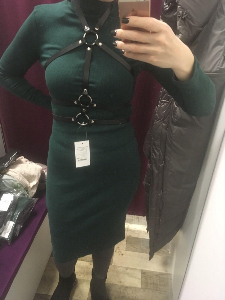 Качество - супер! Кожа натуральная. Взяла другую модель. Эта для смелых) ну и с размером видимо не угадала, не хватило дырочек. На двух первых фото придерживаю сзади рукой.