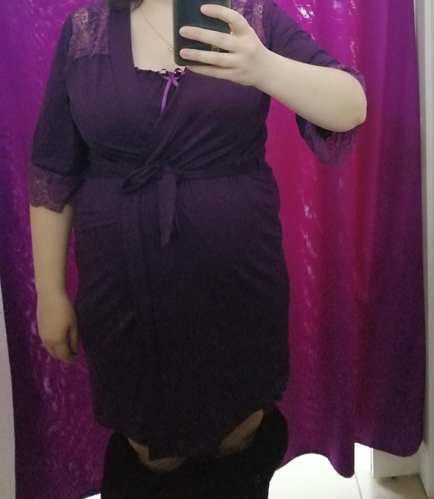 На фото в кружеве присутствует золотая нить, по факту её нет. Качество хорошее цвет больше сливовый, чем фиолетовый. Размер соответствует заявленному. Перезакажу в бордовом цвете.