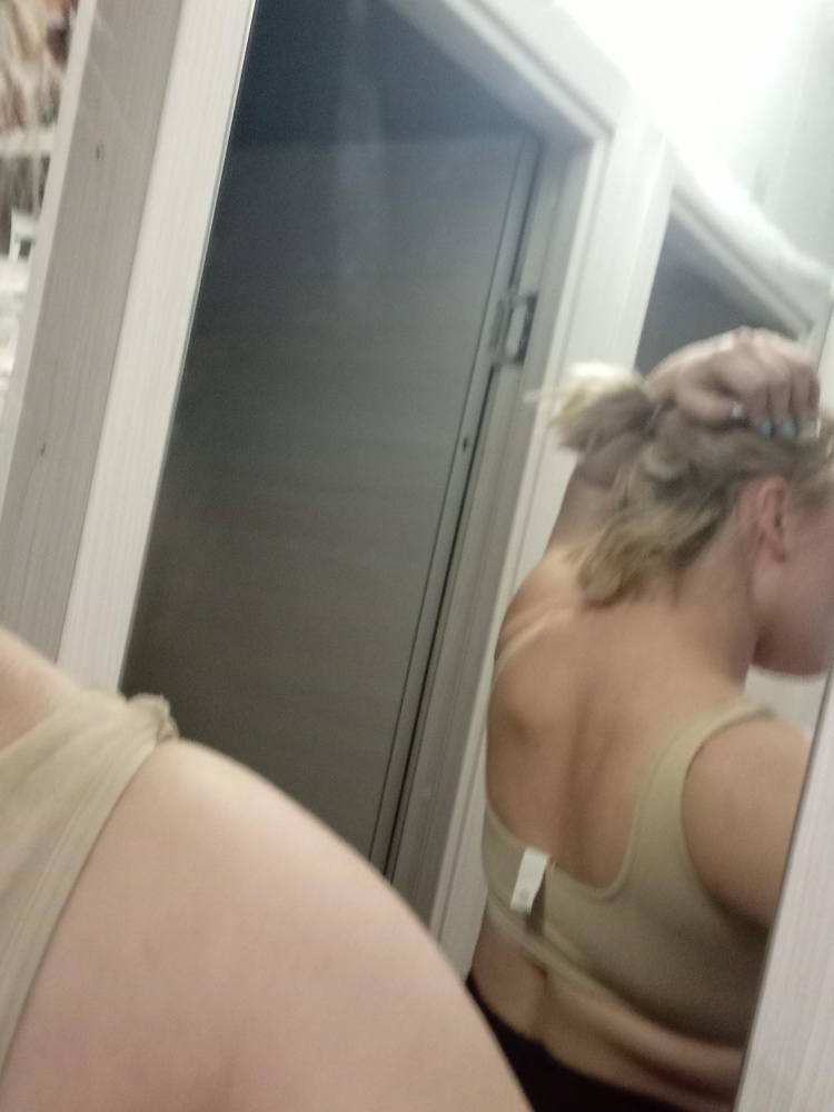 Очень удобно,уже через несколько минут забываешь, что он на тебе, грудь держит здорово, сначала показалось, что жал, но потом все прошло, буду использовать даже для спорта. Но смотреться не очень эстетично, без меж грудного шва, кому это важно не берите)