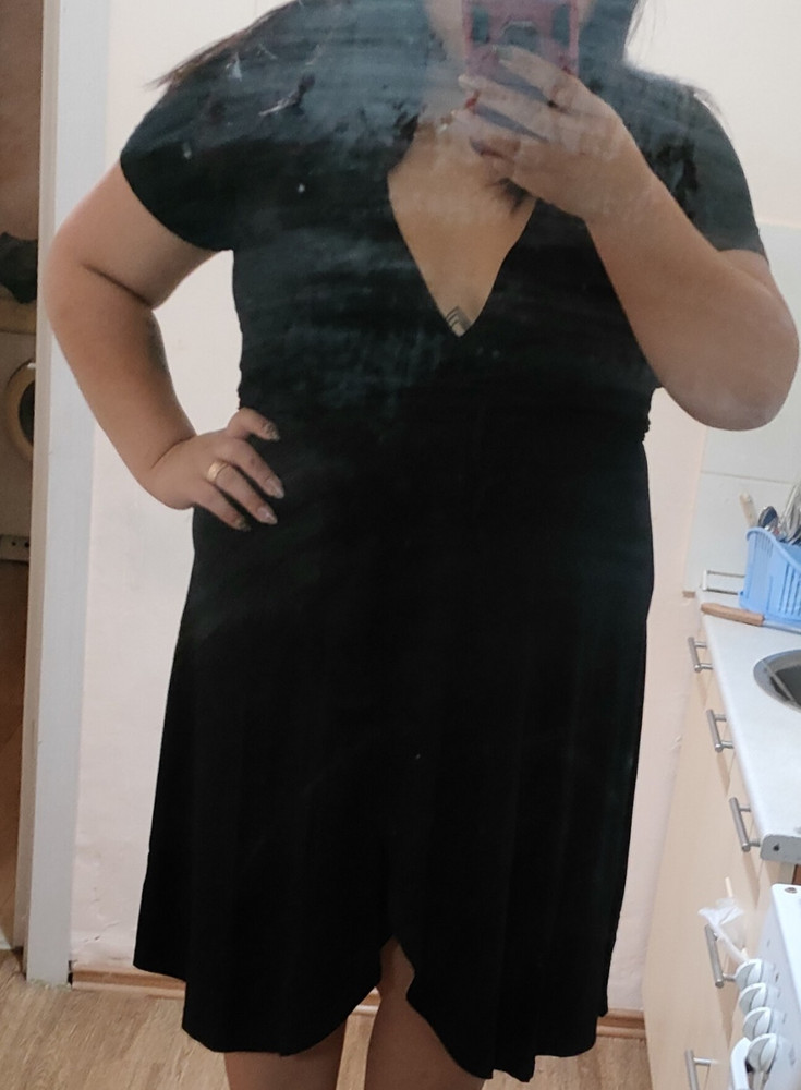 Платье супер🥰 Очень удобное! На свой 54 заказала 52 так как нет 54 размера. И у меня есть жир на бедрах и животе и соответственно нет талии😆 Немного скрывает мой жирок и это супер. Буду заказывать ещё)