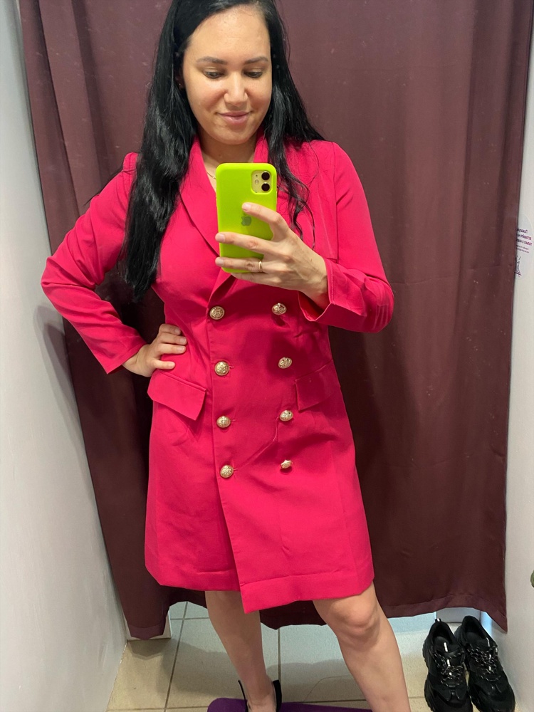 Классное платье пиджак😍🔥🔥🔥 выбирала из двух цветов, розовый и ультрамариновый.  Они идут одинакового размера, но ультрамариновый маломерит на размер((( взяла бы его, но на мой 48 размер он маловат( взяла 💖 розовый, оно тоже классное, мне в нем комфортно и смотрится бомбезно!