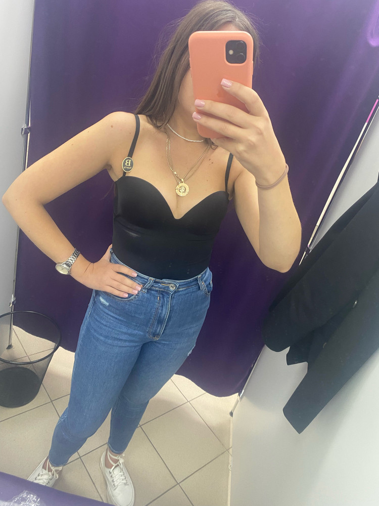 Отличное боди. Тоже было немного испачкано. Но это не критично. Пришла домой, постирала и все супер.. продавец не в силах отвечать за сотрудников на пвз, которые не пойми как упаковывают возвратный товар. Сама являюсь поставщиком. Не понимаю возмущение других комментаторов. Поставщику побольше продаж и меньше возвратов)