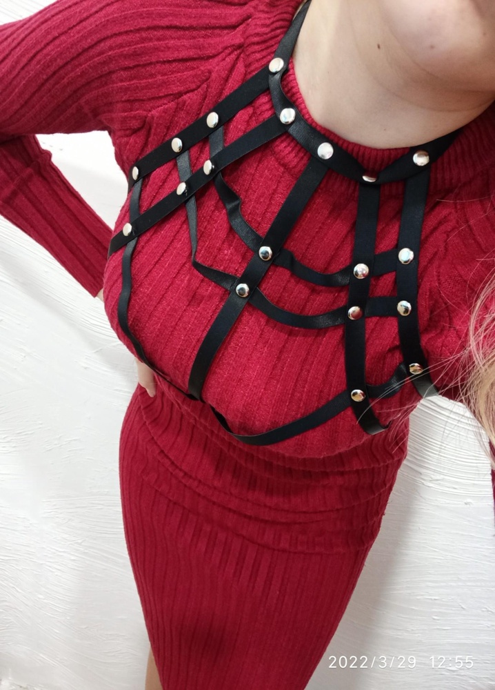 Прикольная вещичка, смотрится интересно. НО! 1.Мне хотелось кожаные ремешки, а тут эластичная лента. В описании материал не был указан. 2. Портупея оказалась великовата: размер регулируется в области шеи и талии, но все остальное топорщится, а учитывая, что это "резиновая"лента, думаю со временем она растянется и будет ещё хуже. Поэтому, к сожалению, отказ. Ну а в остальном, все хорошо: товар пришел быстро, хорошего качества, без брака и неприятного запаха. Деньги вернули в течение часа. Продавца рекомендую)))