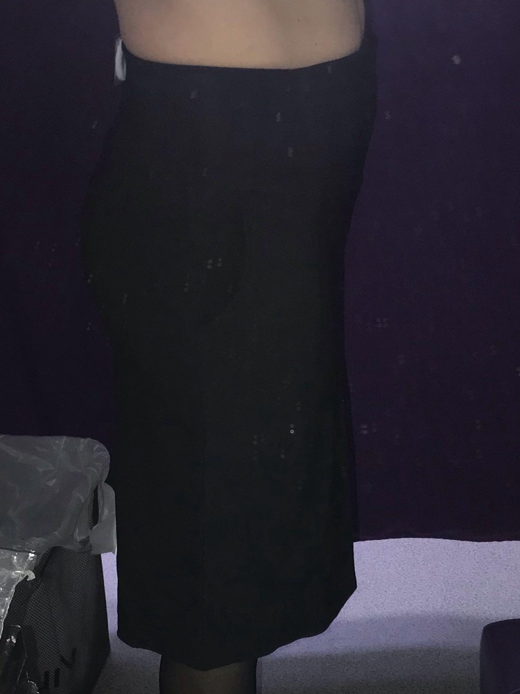 Тонкая, не карандаш, а прямоугольник какой-то. 