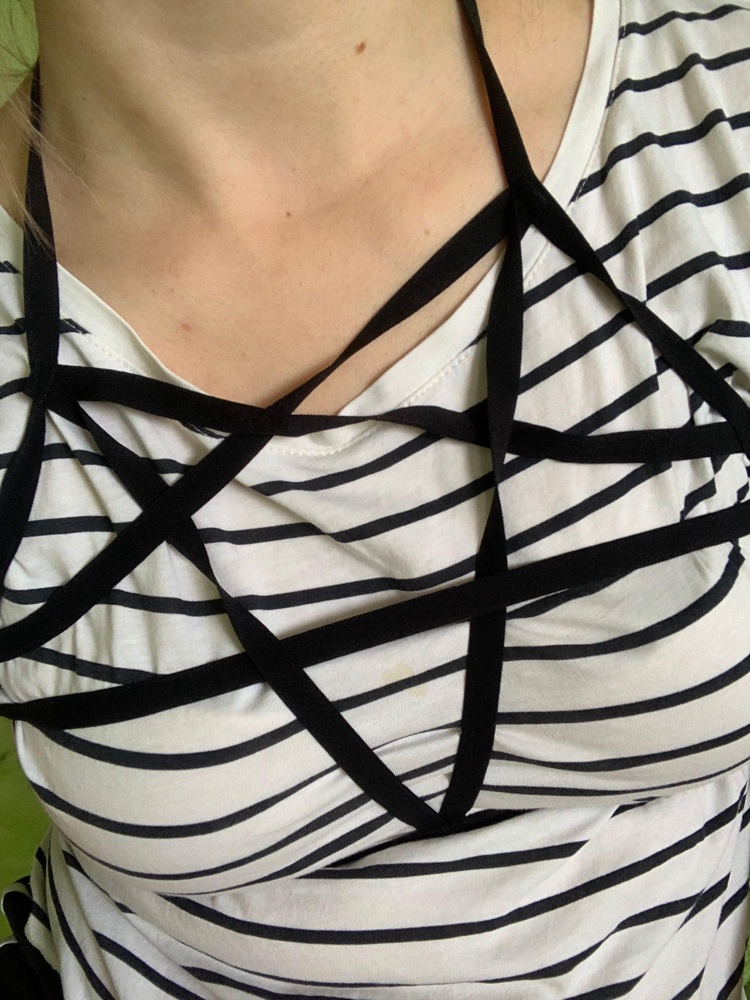 Хоспади, какой кошмарище я купила! Распутывала 2 дня! Пыталась понять как одевать эти ниточки и что в итоге? Всё в кривь да вкось пошито! Не рекомендую никому! Красная цена 50 рублей. Пошив кривой, всё перевернуто!  Требую возврата денег! 