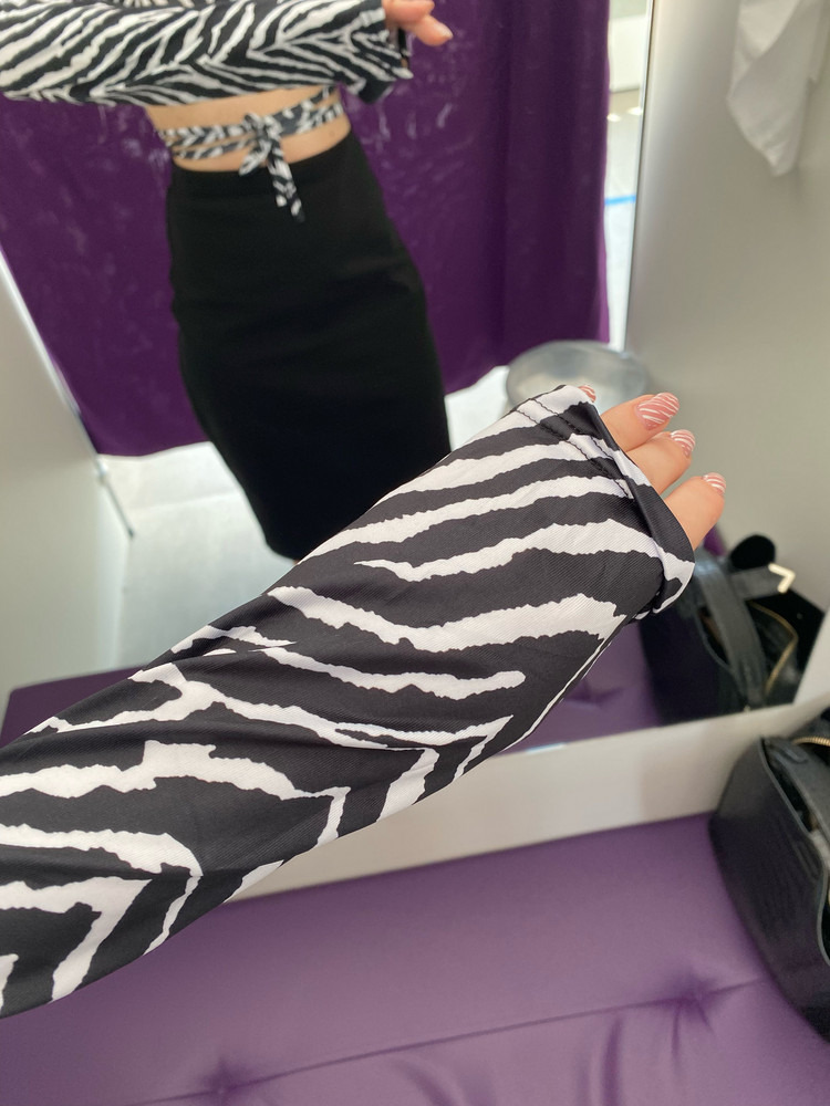 Топ тонкий, светится, нитки торчат, рукава длинющие. Ткань синтетика, отказ