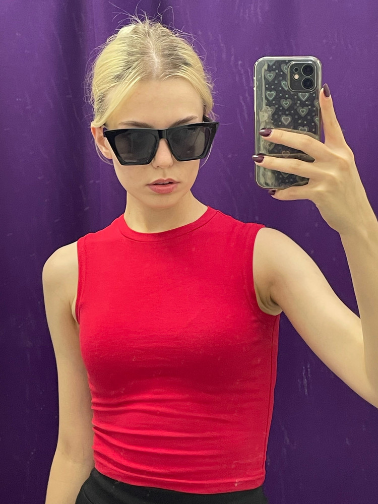 цвет насыщенный, яркий, как и хотела, по размеру отлично подошёл xs (ог80, от62), покупкой довольна, все швы отличные, спасибо!
