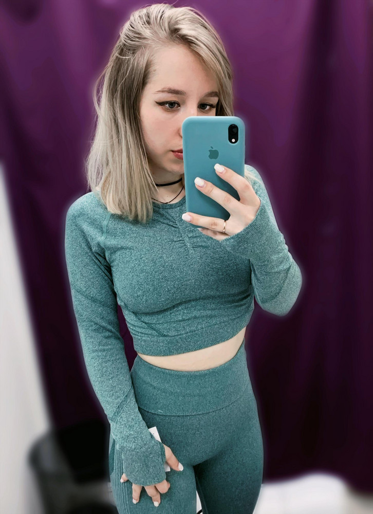 Отличный костюм. На первый взгляд качество хорошее) Нитки не торчат)