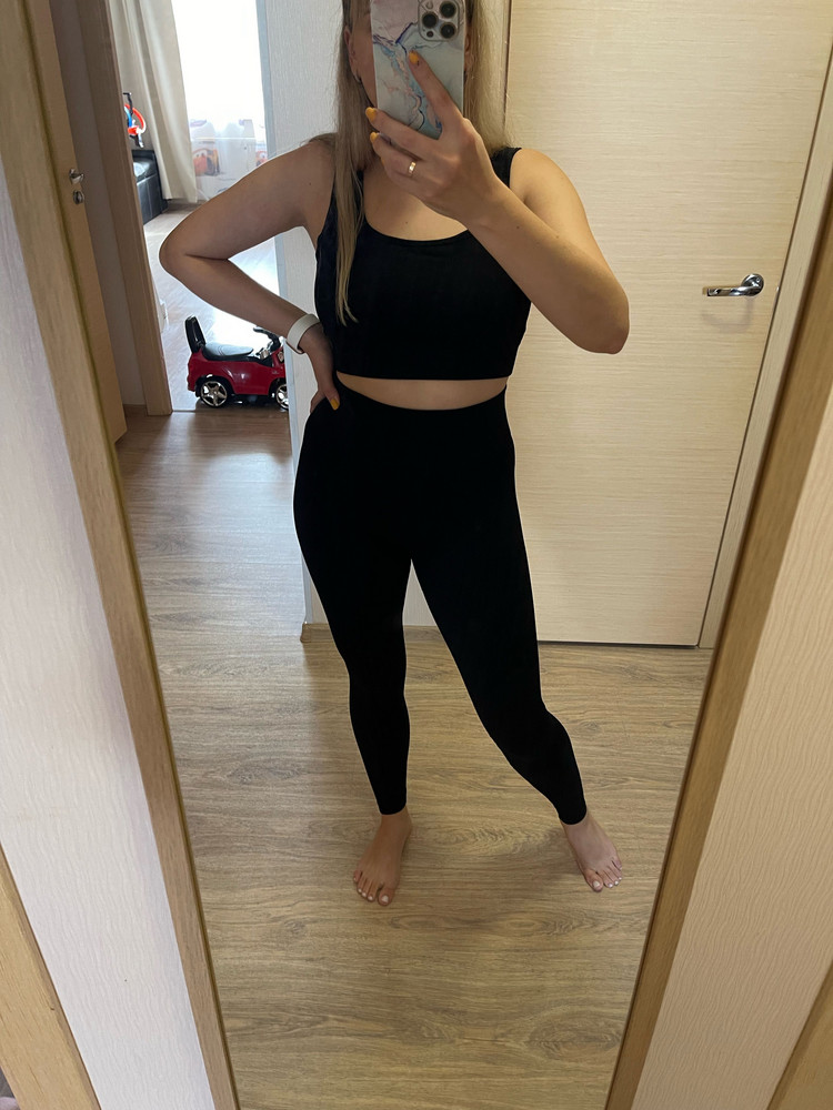 Отличный топ! Я обожаю, когда все продумано до мелочей, в данном случае и упаковка и даже этикетка👍 шикарное качество! Ткань плотная, комфортная к коже, отлично держит грудь. Довольна на все 100. Конечно, не смогла не взять в комплект с леггинсами. Хочу теперь и велосипедки)) Размерной сетке соответствует.