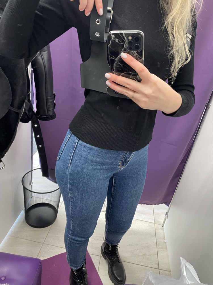 Очень классная вещь, но мне сильно велика в объёме даже на максимально застегнутом варианте 😩😩 хотела носить на платье, поэтому должна быть по фигуре. Очень сильно расстроилась, пришлось возвращать