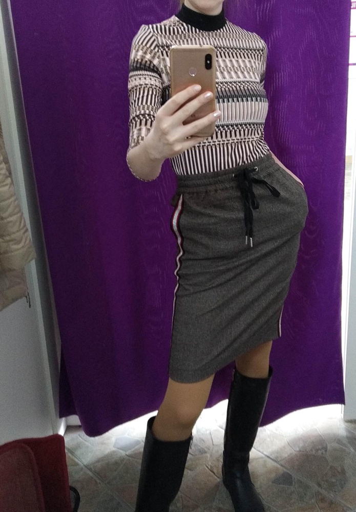 Джемпер приятный, с розовинкой. Но сильно маломерит. На свой xs взяла s, прям только-только. Если сядет после стирки, носить не смогу. Плечи действительно узкие, ещё они криво сшиты. В глаза недостатки не бросаются, поэтому взяла, но закажу для сравнения М.