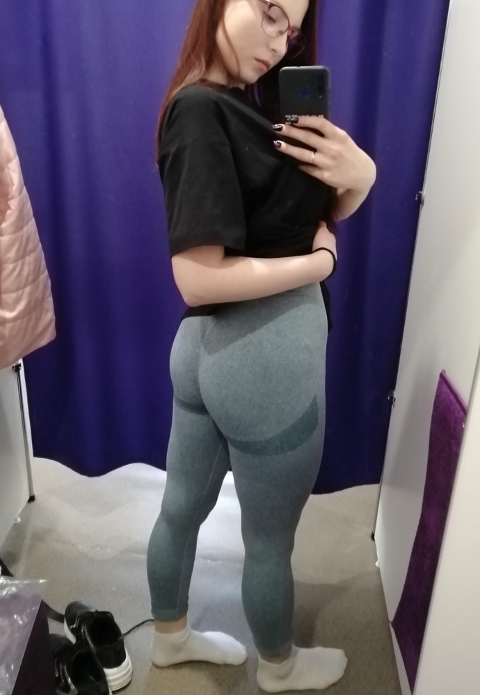 В целом очень приличные легинсы. Но на рост 164 оказались оочень длинные, пришлось подвергнуть на 7-10 см. Ещё в икрах немного трудно влезать было, но это уже моё беговое прошлое виновато. А так плотные, удобные, сидят хорошо. Мне понравились.