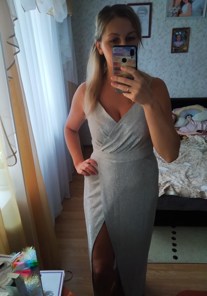 Хочу сказать огромное спасибо производителю за платье 😍
Заказала для себя на выпускной к дочке, а когда увидела в живую, была приятно удивлена, что у дочки платье тоже из такой ткани 😍 один-в-один прям и по цвету и по блесточкам)) хотела подобрать, чтобы с дочкой вместе сочетались. В итоге вышло просто идеально!!! 😍 Я очень довольна. На рост 168 см ношу 46 размер, но платье заказала 44 размера, подошло очень хорошо, длина платья тоже не подвела, не короткое и не подрезать, прям до пола под каблук будет идеально👌 чувствую в этом платье себя на 18 ))) 😍 грудь немного раскрывается, так как сделана запахом и разрез на ноге тоже, но исправить это можно в один момент, захватить парой стежков на груди и ноге 
В общем покупкой довольна))