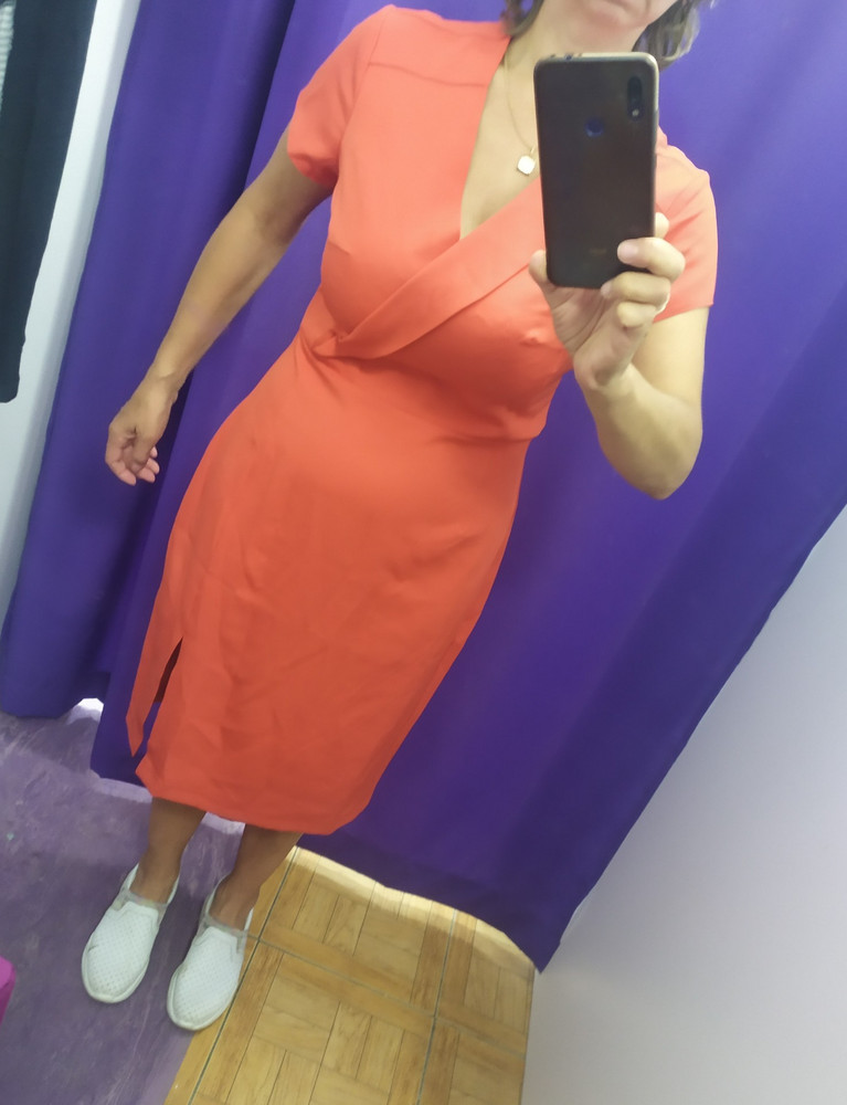 Платье понравилось, ткань приятная, не тонкая. Но моя грудь невместилась, все обтянуло. В бедрах широко. Очень жаль. Мой рост164, платье ниже колен. Обычно в 48 я помещаюсь по груди, по этому ставлю маломерит