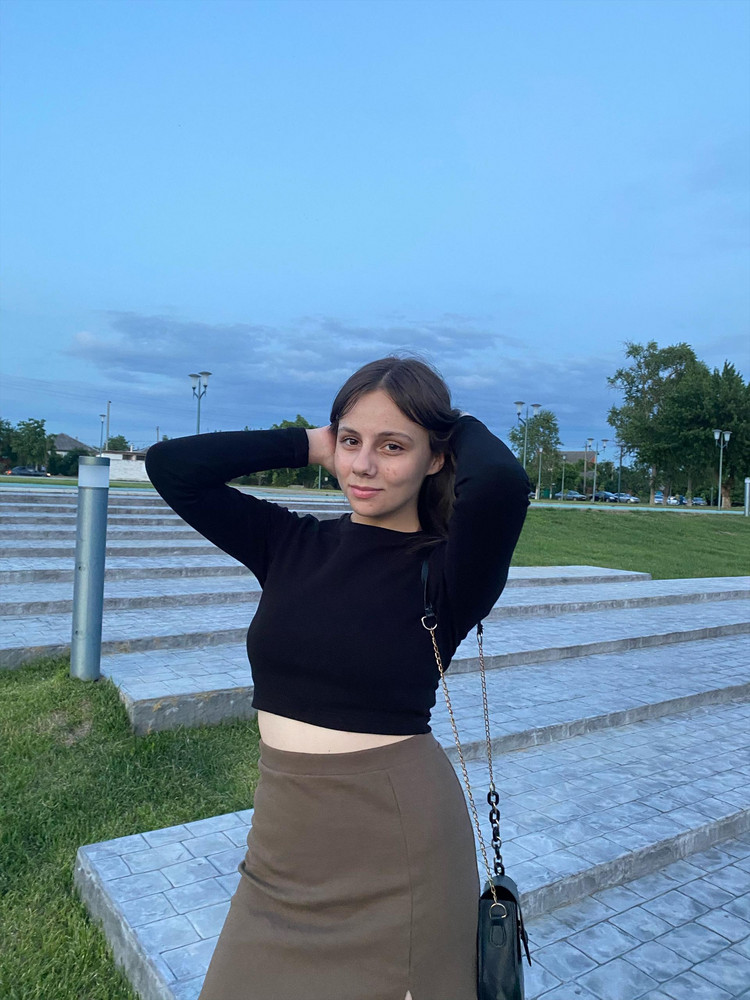 Мне очень понравился этот топ. В жару конечно не поносишь, так как материал достаточно плотный. Но по вечерам самое то. Очень хорошее качество. И в пир и в мир. Подойдёт ко всему 😍👍🏻