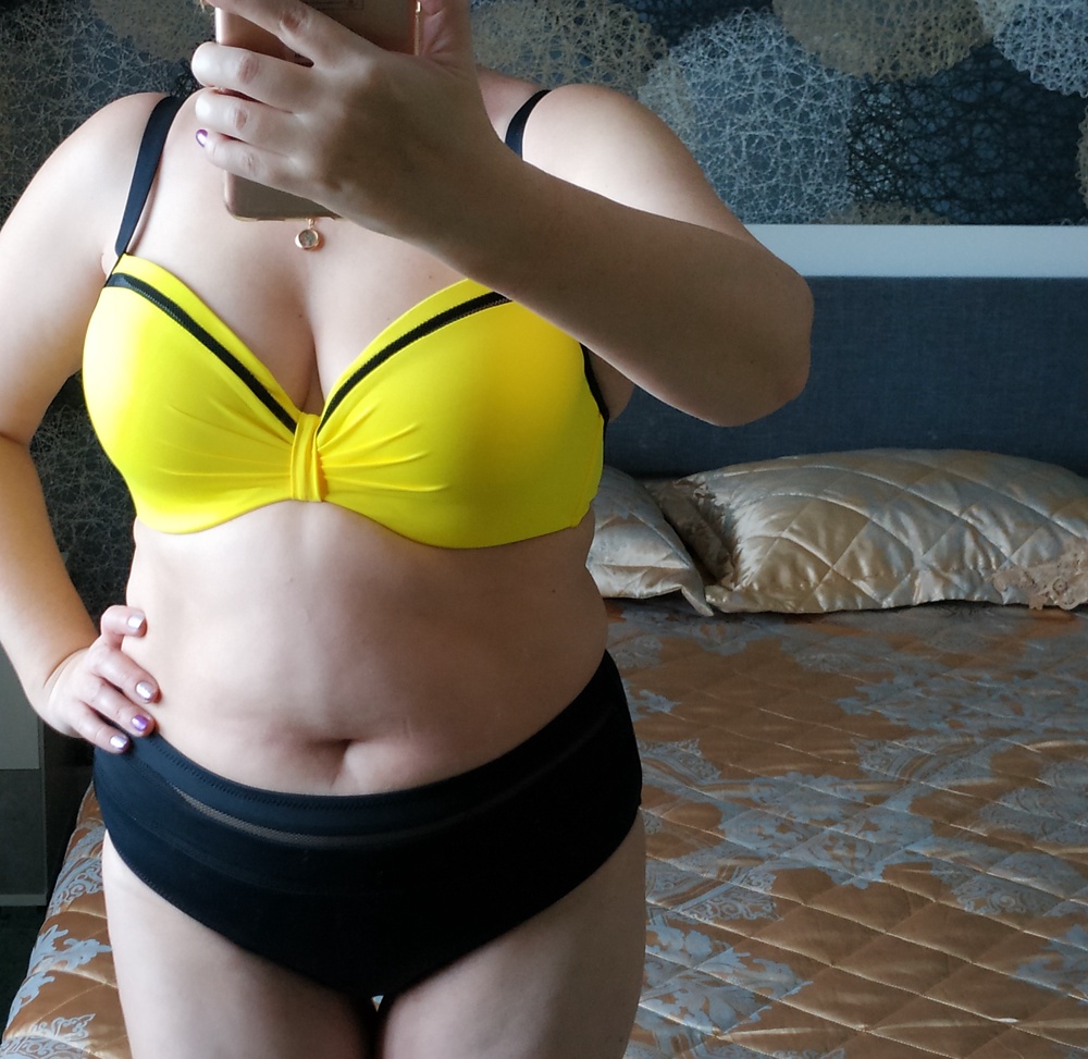 Прекрасный яркий купальник. Соответствует размеру. Сшит аккуратно, цвета пока яркие( посмотрим, что будет после отпуска). Доставили быстро, выдали вежливо. 