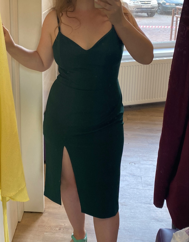 На ог 98, об 110, талия  83 нормально. Можно было даже взять на размер поменьше. Лямки регулируются. Подкладок на груди нет ( и даже подклада). Замок немного заедает.Цвет красивый, еловый зелёный , изумрудный (на фото выглядит темнее у меня). Но ткань чистая синтетика. Поэтому отказ.