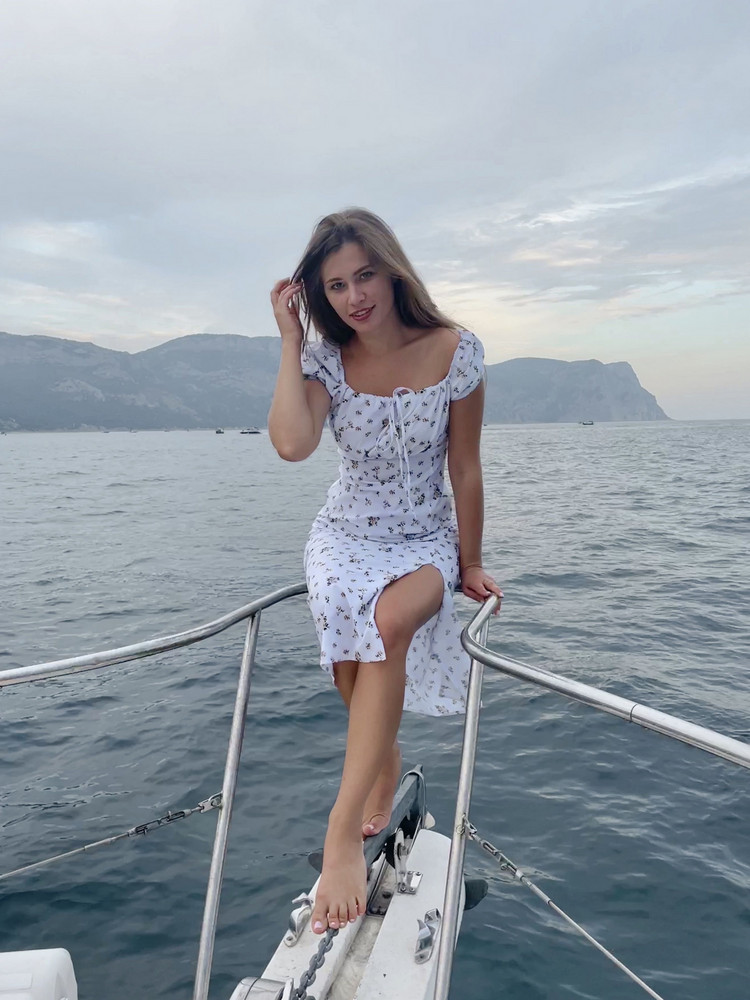 Отличное платье, на свой 42, взяла 44. Село идеально. Немного прозрачное, видно нижнее белье