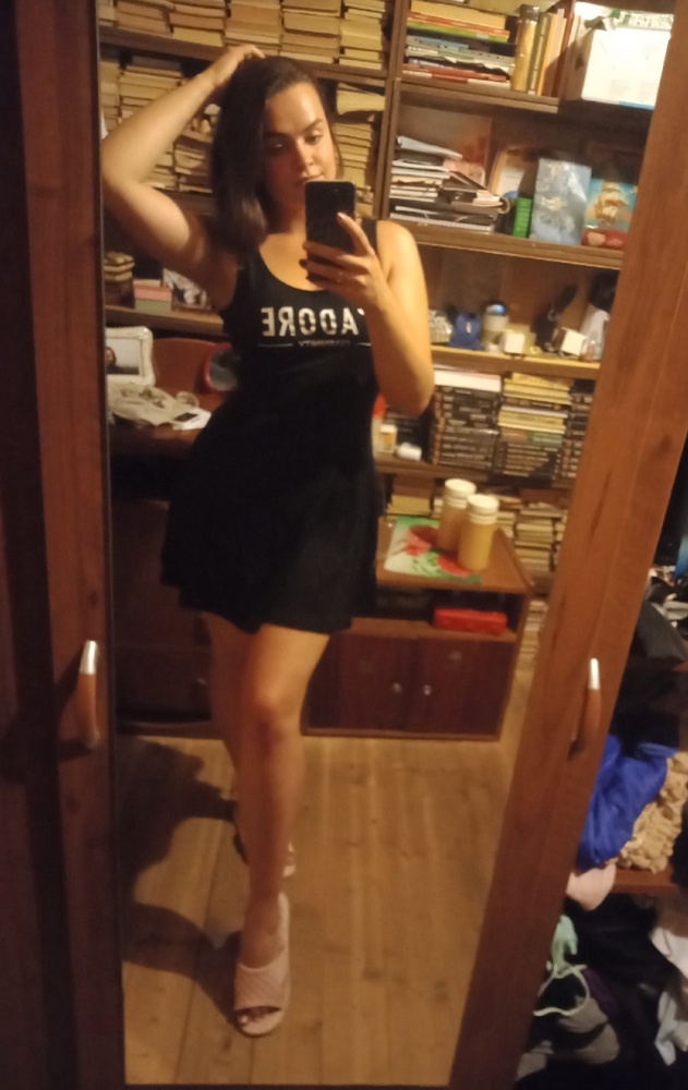 Шикарное, хоть и на рост 176 коротенькое, но в жару самое то)))