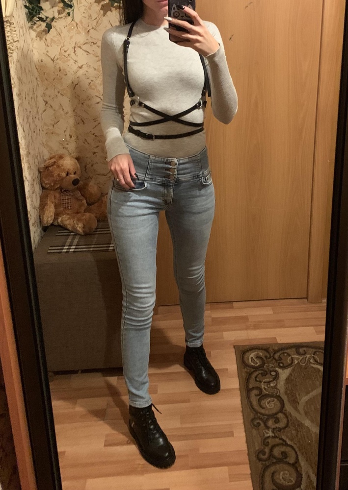 Классная вещица, я в восторге. Ношу одежду р.42, портупею взяла 36-38, в самый раз, на этикетке написано 100% кожа. Выглядит достойно, всё ровное, фурнитура отличная. Как надеть разодралась с первого раза, всё легко и понятно. Два варианта носки 